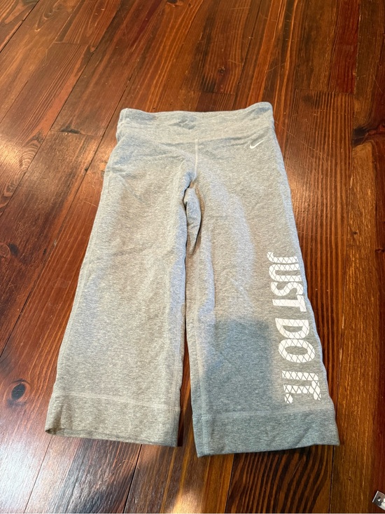 Nike Pants - Nike Gray short Capri Leggings with 'Just Do It' Print